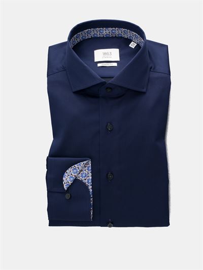 Eterna mørkeblå by 1863 premium herreskjorte Two Ply vævning i mørkeblå. Modern Fit 8217 18 X69V